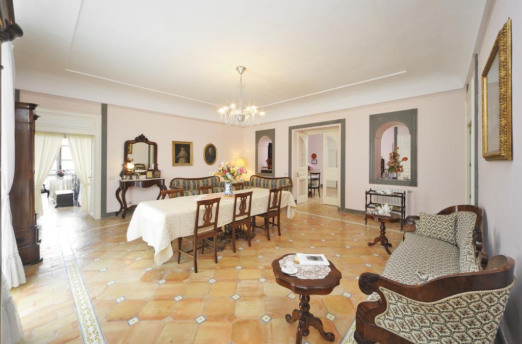 Apartamento Residenza Matarazzo E Le Sue Soffitte Castellabate Habitación foto